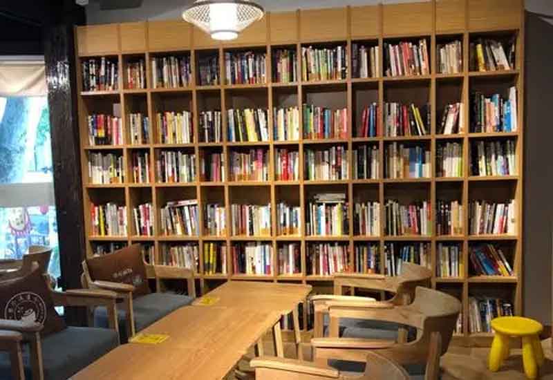 在快節(jié)奏的現(xiàn)代生活中,書(shū)店不僅是售賣(mài)書(shū)籍的場(chǎng)所,更是人們心靈棲息的港灣。對(duì)于鄭州的書(shū)店而言,如何通過(guò)裝修設(shè)計(jì)營(yíng)造濃郁的書(shū)香氛圍,打造舒適宜人的閱讀區(qū),成為吸引讀者、提升競(jìng)爭(zhēng)力的關(guān)鍵。接下來(lái),就從多個(gè)維度為你解析鄭州書(shū)店?duì)I造書(shū)香氛圍與舒適閱讀區(qū)的設(shè)計(jì)方案。 1、整體布局規(guī)劃:打造流暢閱讀動(dòng)線 合理的整體布局是營(yíng)造良好閱讀體驗(yàn)的基礎(chǔ)。鄭州書(shū)店在設(shè)計(jì)時(shí),可采用開(kāi)放式與半開(kāi)放式相結(jié)合的布局。將暢銷(xiāo)書(shū)、熱門(mén)書(shū)籍放置在入口顯眼位置,吸引讀者目光;按照文學(xué)、社科、兒童等不同類(lèi)別劃分書(shū)籍陳列區(qū)域,每個(gè)區(qū)域設(shè)置清晰的指示牌。同時(shí),在各個(gè)區(qū)域間留出寬敞的通道,避免擁擠雜亂,形成流暢的閱讀動(dòng)線。此外,可設(shè)置獨(dú)立的文創(chuàng)產(chǎn)品區(qū)、咖啡休閑區(qū),與書(shū)籍陳列區(qū)相互呼應(yīng),既豐富書(shū)店業(yè)態(tài),又能引導(dǎo)讀者自然穿梭于不同空間,延長(zhǎng)停留時(shí)間。 2、色彩與燈光設(shè)計(jì):烘托靜謐書(shū)香氛圍 色彩和燈光對(duì)書(shū)店氛圍的營(yíng)造起著至關(guān)重要的作用。在色彩選擇上,應(yīng)以沉穩(wěn)、寧?kù)o的色調(diào)為主,墻面可選用米白色、淺灰色等淡雅色彩,搭配木質(zhì)書(shū)架的暖棕色,營(yíng)造出溫馨而不失莊重的氛圍。燈光設(shè)計(jì)則需兼顧功能性與氛圍營(yíng)造,采用柔和的暖光作為基礎(chǔ)照明,均勻照亮整個(gè)書(shū)店空間;在書(shū)架區(qū)域設(shè)置局部射燈,突出書(shū)籍陳列,方便讀者查找;閱讀區(qū)的燈光要更加柔和,可使用臺(tái)燈、落地?zé)舻龋苊鈴?qiáng)光直射,為讀者打造靜謐舒適的閱讀環(huán)境,讓讀者沉浸在書(shū)香之中。 3、閱讀區(qū)細(xì)節(jié)設(shè)計(jì):提升舒適閱讀體驗(yàn) 舒適的閱讀區(qū)是書(shū)店留住讀者的核心。閱讀區(qū)的座椅選擇至關(guān)重要,應(yīng)采用符合人體工程學(xué)的沙發(fā)、靠椅,搭配柔軟的坐墊和靠枕,確保讀者長(zhǎng)時(shí)間閱讀不易產(chǎn)生疲勞感。閱讀桌椅的高度要合理搭配,桌面寬敞,方便讀者放置書(shū)籍和飲品。同時(shí),在閱讀區(qū)設(shè)置充足的電源插座和 USB 接口,滿足讀者電子設(shè)備充電需求。此外,閱讀區(qū)的隔音設(shè)計(jì)也不容忽視,可采用吸音材料裝飾墻面和天花板,減少外界噪音干擾,為讀者提供安靜的閱讀空間。 4、文化元素融入:強(qiáng)化書(shū)店獨(dú)特氣質(zhì) 融入豐富的文化元素能讓書(shū)店更具辨識(shí)度和吸引力。鄭州有著深厚的歷史文化底蘊(yùn),書(shū)店可將本地文化特色融入裝修設(shè)計(jì)中。例如,在墻面裝飾上展示鄭州的歷史建筑、文化名人等圖片或繪畫(huà);設(shè)置本土文化書(shū)籍專(zhuān)區(qū),陳列與鄭州相關(guān)的歷史、民俗、藝術(shù)等書(shū)籍;還可定期舉辦與鄭州文化相關(guān)的講座、讀書(shū)分享會(huì)等活動(dòng),讓書(shū)店成為傳播本土文化的平臺(tái)。此外,通過(guò)擺放藝術(shù)擺件、懸掛書(shū)法作品等方式,提升書(shū)店的文化品味,強(qiáng)化其獨(dú)特氣質(zhì),讓讀者在閱讀之余,也能感受到文化的熏陶。 鄭州書(shū)店通過(guò)科學(xué)的整體布局規(guī)劃、巧妙的色彩燈光設(shè)計(jì)、貼心的閱讀區(qū)細(xì)節(jié)處理以及豐富的文化元素融入,能夠成功營(yíng)造出濃厚的書(shū)香氛圍與舒適的閱讀區(qū)。這樣的設(shè)計(jì)不僅能滿足讀者對(duì)高品質(zhì)閱讀環(huán)境的需求,還能讓書(shū)店成為城市文化的重要載體,吸引更多讀者走進(jìn)書(shū)店,享受閱讀的樂(lè)趣,為鄭州的文化建設(shè)與發(fā)展貢獻(xiàn)力量。