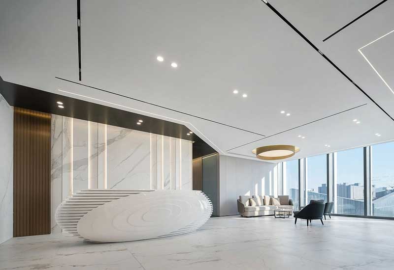 鄭州辦公室裝修施工報價合同條款：工期延誤賠償/材料品牌約定關鍵點